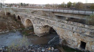 Kanuni Sultan Süleyman döneminde yapılan kemer köprü asırlara meydan okuyor