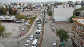 Kara yoluna yıkılan bina trafik yoğunluğuna neden oldu