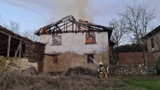 Karabükte iki katlı ev yandı