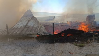 Karacasuda çıkan yangında iki ev küle döndü