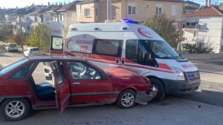 Karamanda ambulans ile otomobil çarpıştı: 1 yaralı