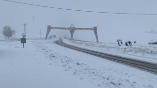 Karlıovada beklenen kar yağdı, ilçe tamamen beyaza büründü