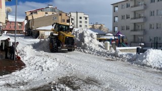 Karlıovada kar yağdı, belediyenin karla mücadelesi de başladı