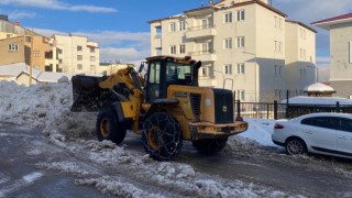 Karlıovada karlar kamyonlarla ilçe dışına taşıyor