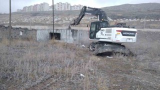 Karsta metruk binaların yıkımı devam ediyor