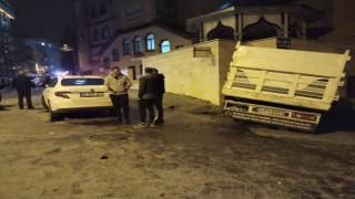 Kartalda kamyonet ile otomobil çarpıştı: 2 yaralı