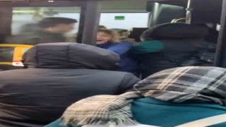 Kartalda otobüste 2 kadın yolcu arasındaki kavga kamerada