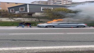 Kartalda yanan aracı söndürmek için vatandaşlar seferber oldu