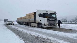 Kastamonuda 430 köy yolu ulaşıma kapandı, ağır tonajlı araçlar yolda kaldı