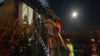 Kastamonuda çıkan yangında 2 ev ve bir araç yandı