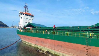 Kastamonuda karaya oturan gemideki 50 ton yakıt tahliye ediliyor