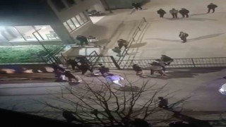 Kavgaya tutuşan gençler caddeyi boks ringine çevirdi