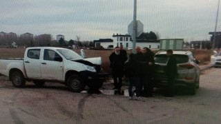 Kavşağa kontrolsüz giren araçlar çarpıştı : 5 yaralı