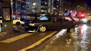 Kavşakta çarpışan iki otomobil otobüs durağına daldı: 2 yaralı