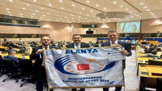 Kaymakam Ürkmezer ve Başkan Yücel, 2024 Akdeniz Spor Başkenti Ödülünü teslim aldılar