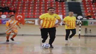 Kayseri protokolü down sendromlu gençlerle futsal maçı yaptı