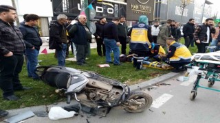 Kaza anı kamerada...Otomobil ile çarpışan motosikletteki 2 genç yaralandı