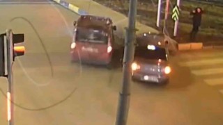 Kaza anında kaldırımda bekleyen vatandaşın yaşadığı panik kamerada