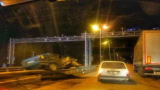 Kaza yapan otomobil bariyerlerin üzerinde asılı kaldı: 1 yaralı