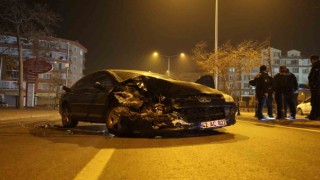 Kaza yaptı, hasar gören otomobili bırakıp kaçtı