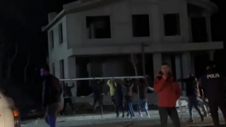 Kazada yola devrilen elektrik direğini el birliğiyle kaldırıp böyle taşıdılar