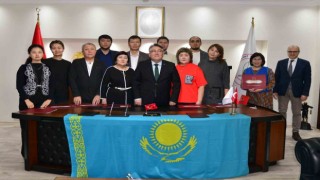 Kazak Hekimlerden Rektör Özölçere ziyaret
