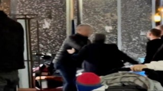 Kendisine hediye alan adama tekme-yumruk saldırdı