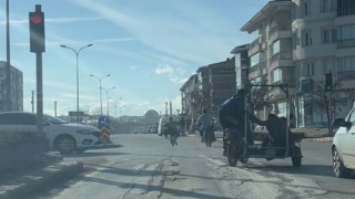 Kırmızı ışığa umursamadan tek tekerle kasksız yollarına devam ettiler