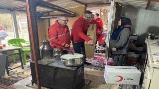 Kızılay, köylerde kalan depremzedelere kışlık yardım yaptı