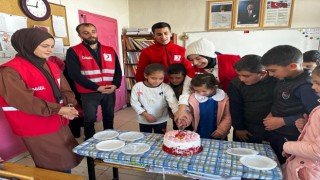 Kızılaydan öğrenciye doğum günü sürprizi