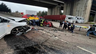 Kocaelide 2 araç kafa kafaya çarpıştı: 3 yaralı