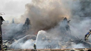 Kocaelide lojistik fabrikasının deposunda çıkan yangın devam ediyor