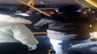 Kocasını sevgilisiyle minibüste yakalayan kadın öfke kustu