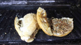 Kokoreç ustası, tüm zorluklara rağmen evine ekmek götürmeye devam ediyor