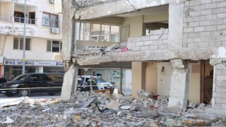 Kolonları parçalanan ve ayakta güçlükle duran binanın hasarsız olduğu gerekçesiyle mahkemeye verilmesi hayrete düşürdü