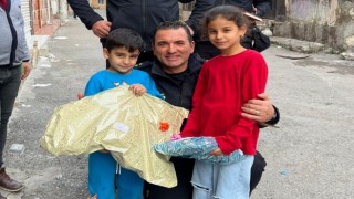 Konak polisinden çocuklara sürpriz yılbaşı hediyesi