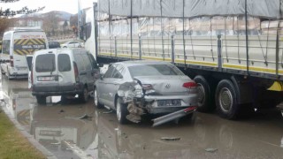 Kontrolden çıkan araç, önce otomobile sonra öğrenci servisine çarptı