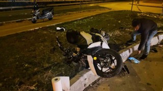 Kontrolden çıkan motosiklet refüje çarptı: 1 ağır yaralı