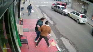 Kontrolden çıkan otomobil, iki araca çarparak durabildi