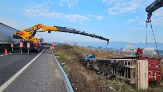 Kontrolden çıkan tır şarampole devrildi