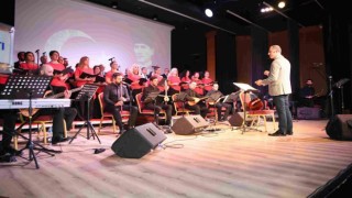 Antalya'da belediye korosundan türki konseri