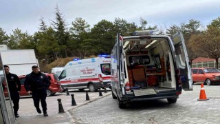 Konyada demir kapı işçinin üzerine devrildi
