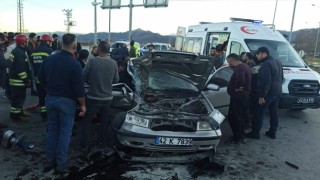 Konyada otomobil kamyonla çarpıştı: 2 yaralı