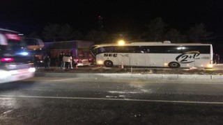 Konyada yolcu otobüsü tıra çarptı: 11 yaralı