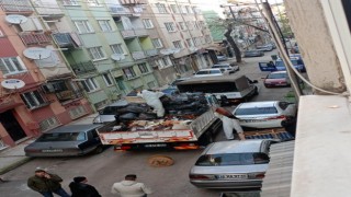 Kötü kokuların yükseldiği evden kamyon dolusu çöp çıktı