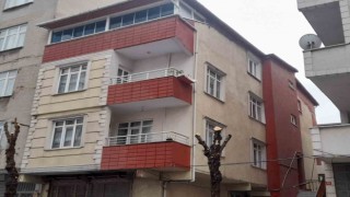Küçükçekmecede deprem sonrası hasar ihbarı yapılan 4 katlı binada ekipler inceleme yaptı