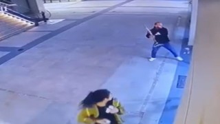 Küçükçekmecede güzellik merkezine sopa ile saldıran şahsa meydan dayağı