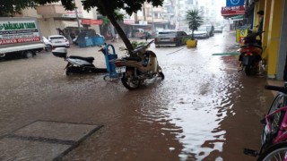 Kumlucada sağanak yağmur etkili oldu