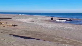 Kumsalda otomobilyle gezerken, denizde mahsur kaldı