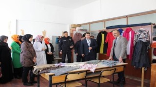Kursiyerlerle yakından ilgilendi